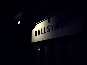 어둠이 짙게 깔린 할슈타트 기차역